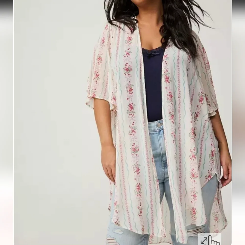 Torrid Textured Chiffon Kimono color:Antoinette floral. Torrid Size 0 (L)